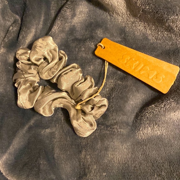 SKIMS Accessories - Skims jacquard talc scrunchie NWT
